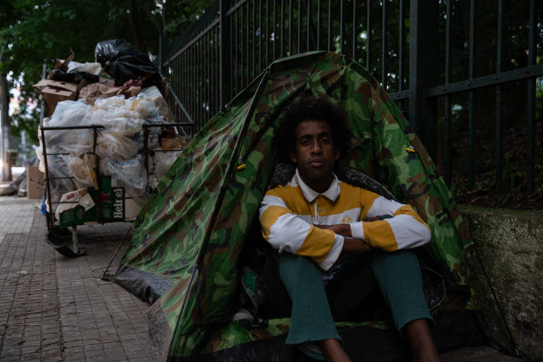 Josué Mendonça, 32, em situação de rua há oito meses, mora numa barraca ao lado do Parque Trianon, na região da avenida Paulista