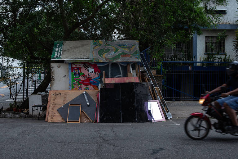 Cleberson Luiz Skorek, 47, em situação de rua há 37 anos, mora numa casa de madeira que ele construiu numa vaga de estacionamento na rua Fradique Coutinho, em Pinheiros