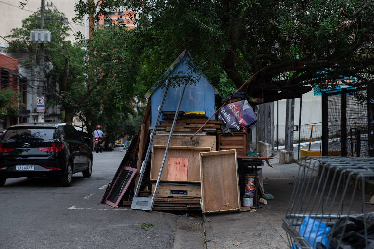 Cleberson Luiz Skorek, 47, em situação de rua há 37 anos, mora numa casa de madeira que ele construiu numa vaga de estacionamento na rua Fradique Coutinho, em Pinheiros