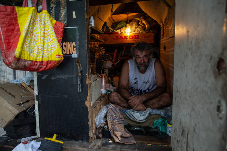 Cleberson Luiz Skorek, 47, em situação de rua há 37 anos, mora numa casa de madeira que ele construiu numa vaga de estacionamento na rua Fradique Coutinho, em Pinheiros