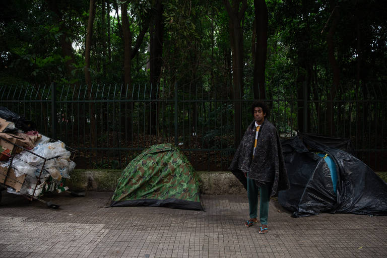 Josué Mendonça, 32, em situação de rua há oito meses, mora numa barraca ao lado do Parque Trianon, na região da avenida Paulista