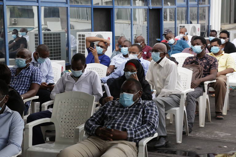 Pessoas aguardam na cidade de Dar es Salaam, a maior e mais populosa da Tanzânia, para receber uma dose da vacina contra a Covid