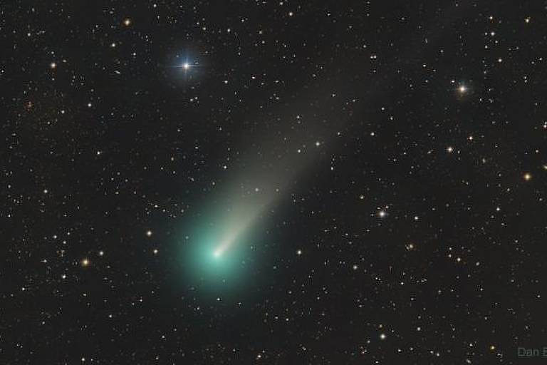 Imagem mostra um cometa passando por um céu estrelado