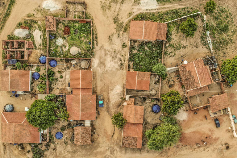 Imagem aérea da zona rural de Petrolina (PE) mostra imóveis com duas cisternas, enquanto outros não possuem reservatórios