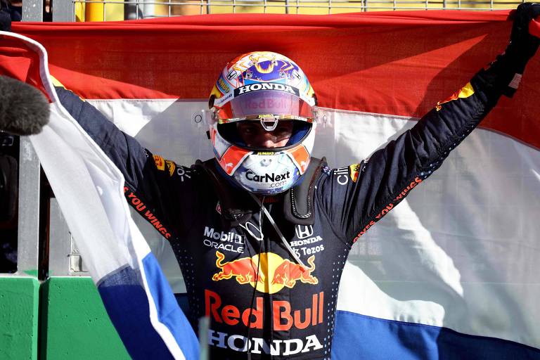 Max Verstappen exibe a bandeira da Holanda após vencer a prova disputada no circuito de Zandvoort 