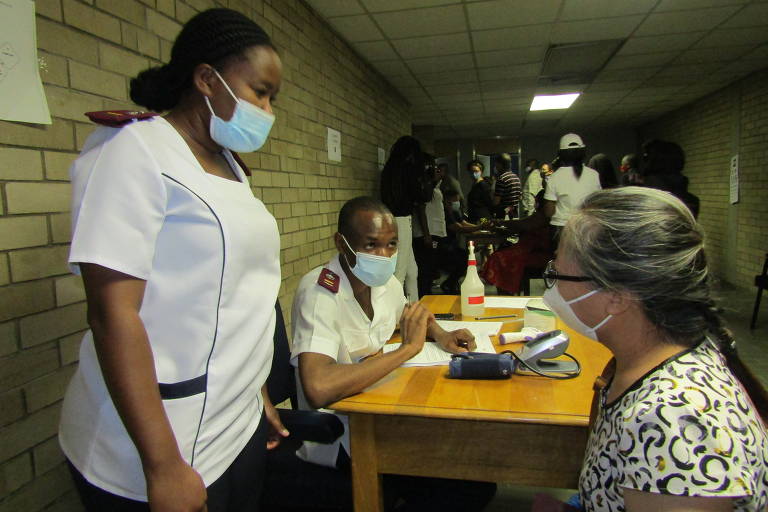 Mulher é examinada por trabalhadores da área da saúde em Windhoek, capital da Namíbia, país da África Subsaariana