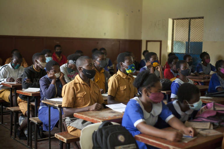 Estudantes durante a volta às aulas na cidade de Blantire, no Malawi, em meio à crise sanitária