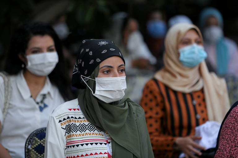 Mulheres esperam para receber o imunizante contra a Covid na Universidade do Cairo, principal centro universitário do Egito