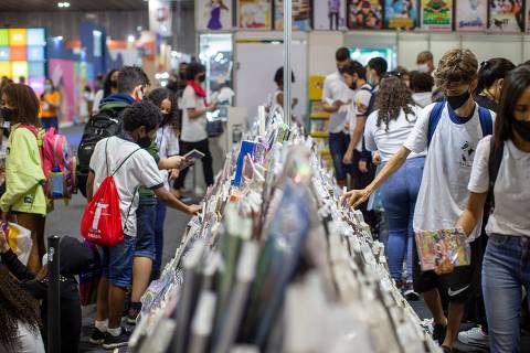 Estudantes de escolas públicas, que receberam vouchers para compra de livros, são os primeiros visitantes da Bienal do Livro do Rio de Janeiro
