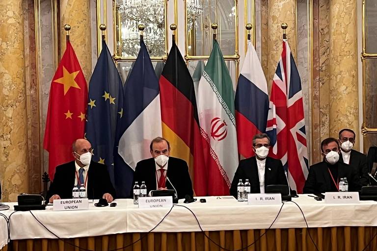 Delegação da União Europeia se reúne com representantes do Irã, em reunião da comissão conjunta de negociações com o objetivo de reviver o acordo nuclear com o Irã, em Viena, na Áustria