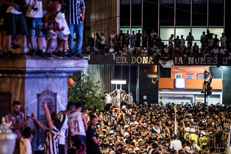 Torcida do Atlético-MG comemorando nas ruas de Belo Horizonte