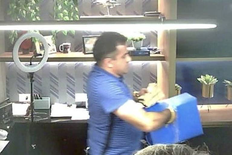 Imagens mostram o deputado Josimar Maranhãozinho (PL-MA) manuseando maços de dinheiro em seu escritório político no estado pelo qual se elegeu