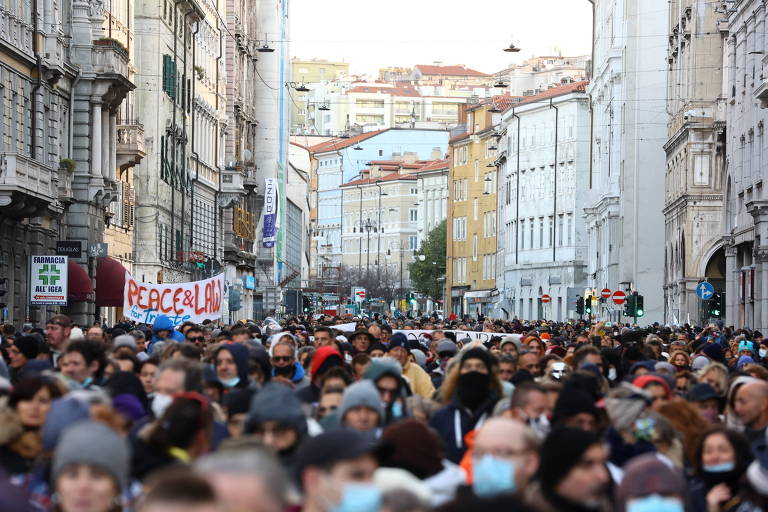 Manifestação em Trieste contra o uso do passe sanitário na Itália
