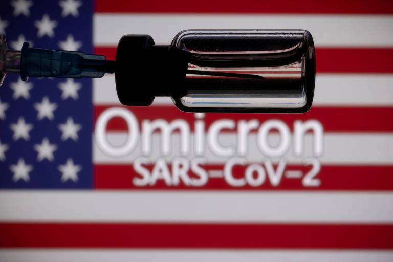 Seringa e frasco de vacina em frente a uma bandeira dos Estados Unidos 