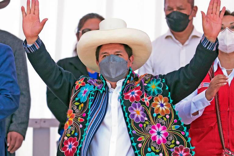 O presidente do Peru, Pedro Castillo, acena durante evento em Ayacucho, região central do Peru