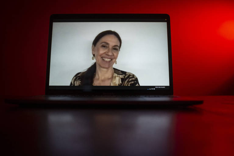 A empresária Flora Gil fotografada de maneira remota durante entrevista por videochamada