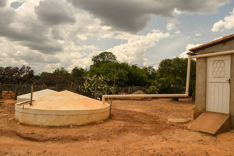 Cisterna em alvenaria do Programa Cisternas do governo federal em propriedade rural no município de Afrânio (PE)