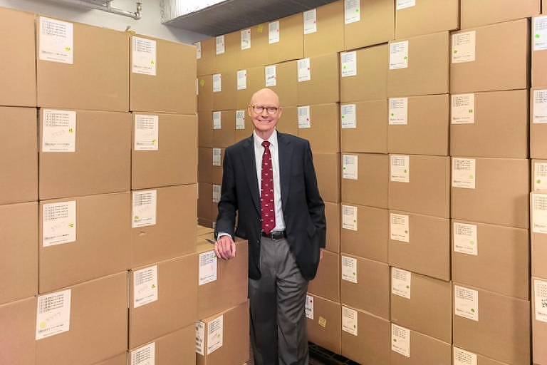 O publisher do Arkansas Democrat-Gazette em meio a caixas com milhares de iPads
