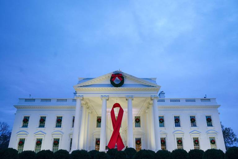 Fita vermelha que simboliza a luta contra a Aids, em frente à Casa Branca 