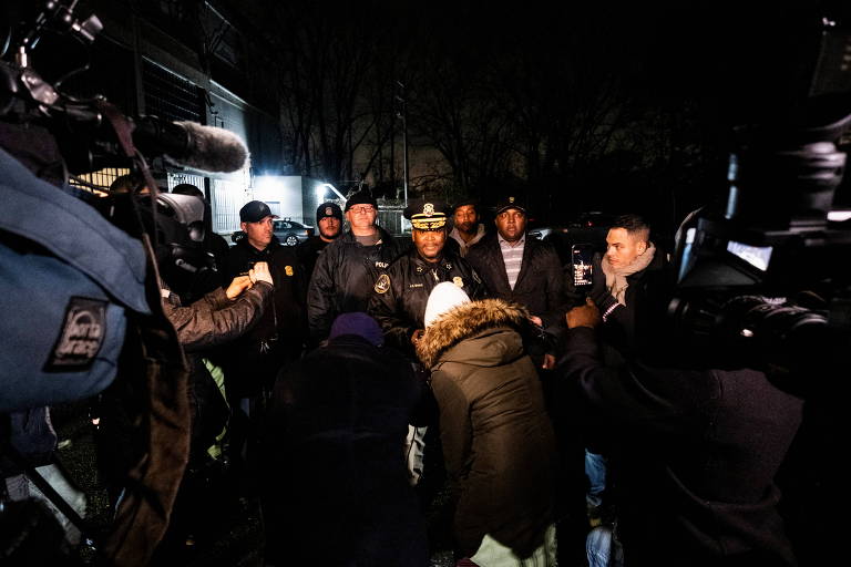 O chefe da polícia de Detroit, James White, conversa com jornalistas em frente ao local onde os pais de Ethan Crumbley foram encontrados pela polícia neste sábado (4) 