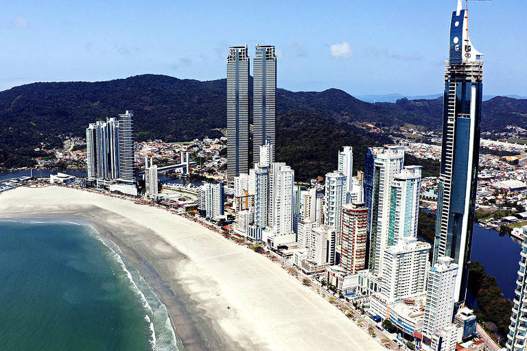 Foto aérea da praia Central de Balneário Camboriú antes do alargamento da faixa de areia 