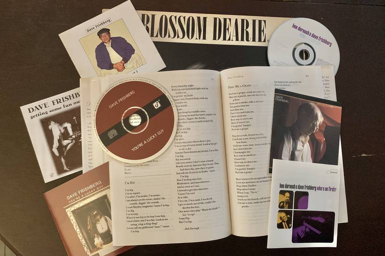 LP de Blossom Dearie, CDs de Dave Frishberg e livro com as letras de 'Im Hip' e 'Peel me a Grape'