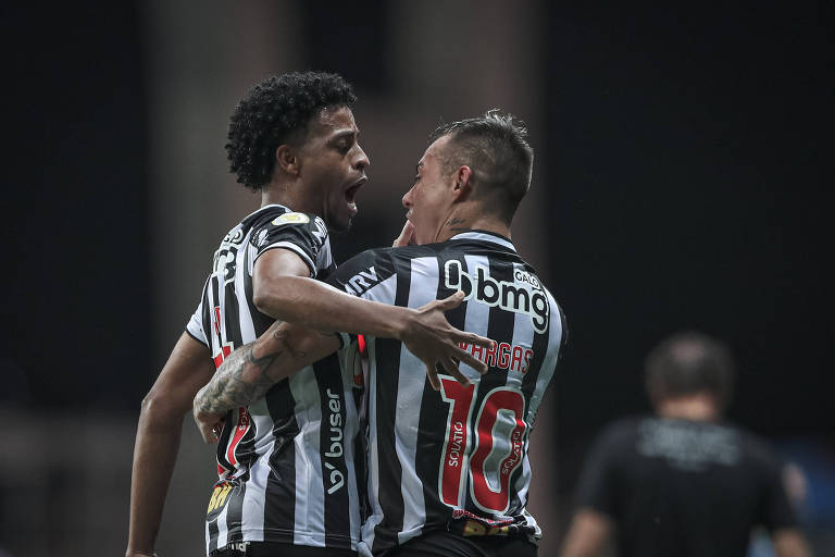 Keno e Vargas comemoram gol do Atlético-MG diante do Bahia, em Salvador