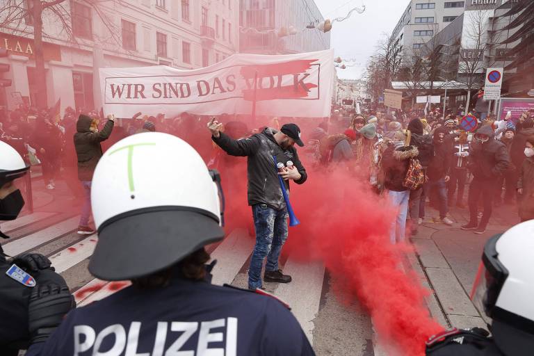 Polícia entra em confronto com manifestantes em Viena durante ato contra o lockdown 