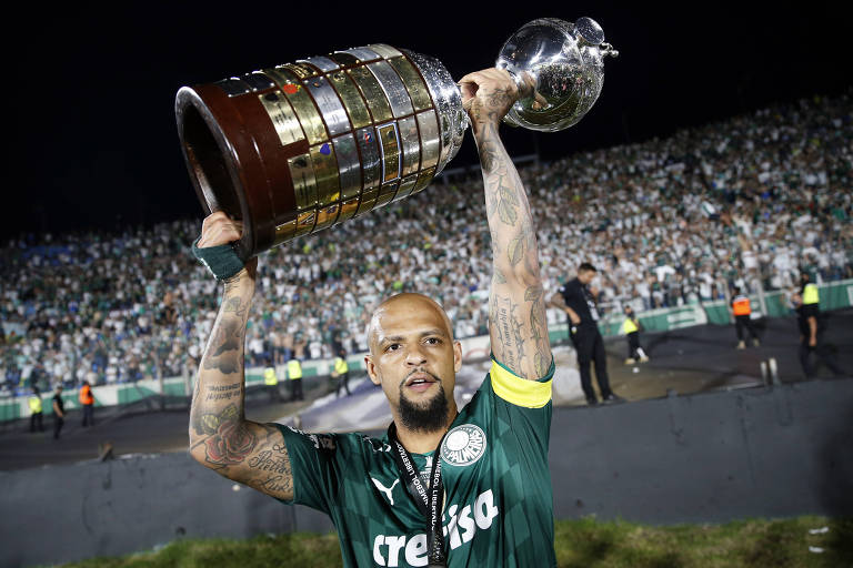 Felipe Melo ergue a taça de campeão da Libertadores de 2021, em Montevidéu