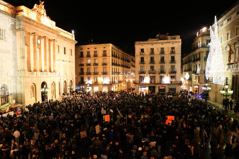 Moradores de Barcelona protestam contra a exigência de passe sanitário na Catalunha, que entrou em vigor nesta sexta (3)