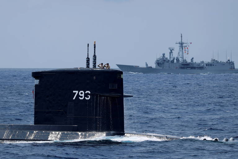 Submarino movido a diesel Hai Lung SS-793 emerge durante exercício em Taiwan