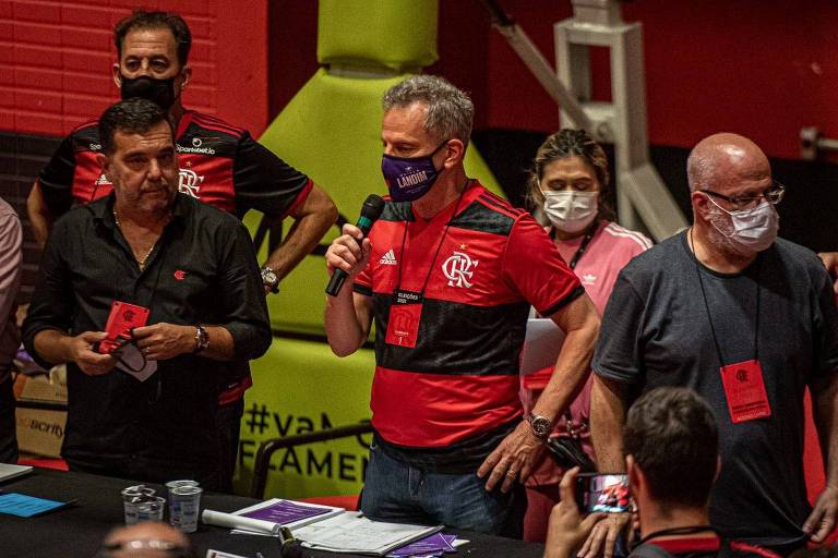 Rodolfo Landim com a camisa do Flamengo fala após ser reeleito para mais três anos à frente do clube rubro-negro
