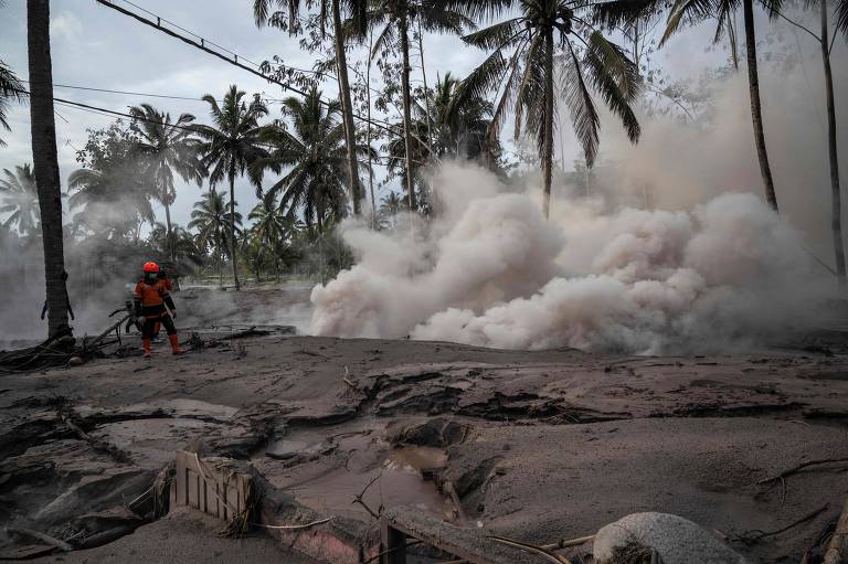 Erupção do vulcão Semeru na Indonésia deixa mortos e cobre casas de cinzas 