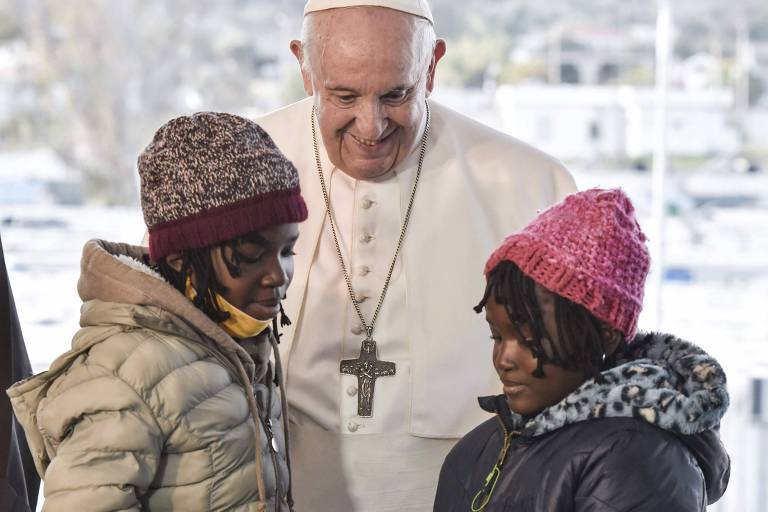 O papa Francisco conversa com duas jovens refugiadas na ilha de Lesbos