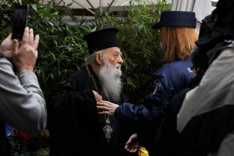 Padre Orthodoxo é contido pela polícia após chamar o papa Francisco de 'herege' em Atenas no sábado (4)  