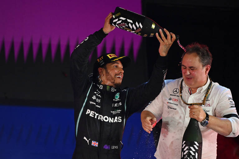 Hamilton celebra a vitória na Arábia Saudita com membro da Mercedes, sua equipe