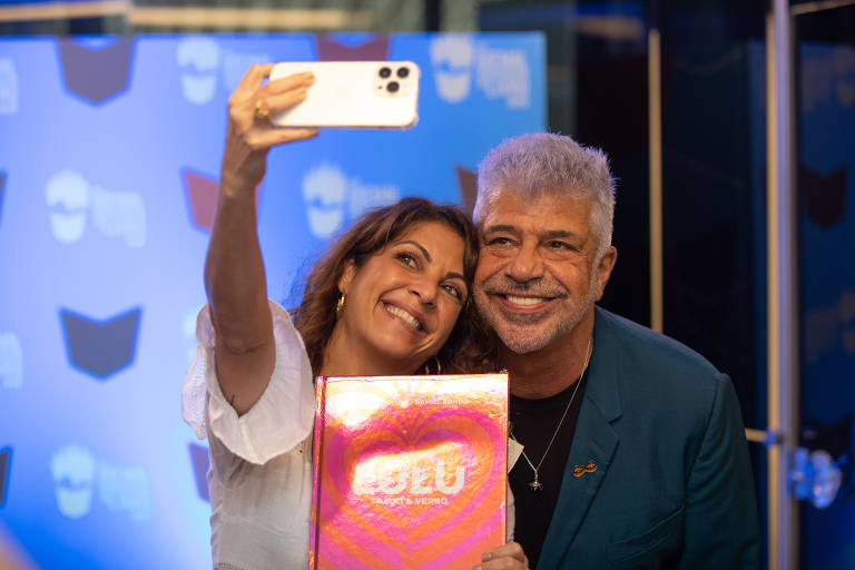 A escritora Thalita Rebouças e o cantor Lulu Santos tiram selfie durante a Bienal do Livro do Rio de Janeiro de 2021