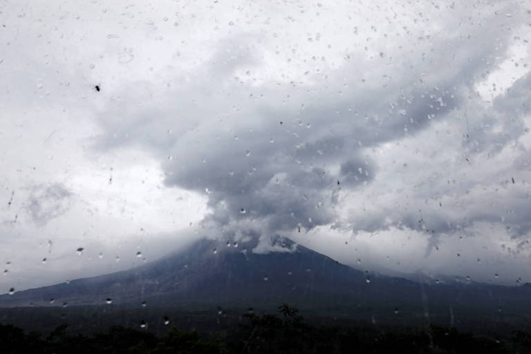 Vulcão Semeru na Indonésia e Papa na Grécia; veja fotos de hoje