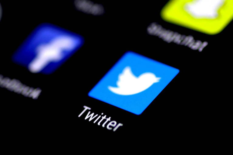 Tela de celular mostra a marca do Twitter, um quadrado azul claro com um passarinho do meio