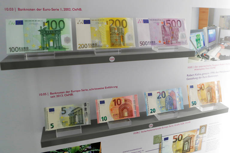 Notas de euro são exibidas no Museu do Dinheiro do Banco Central Austríaco em Viena, Áustria