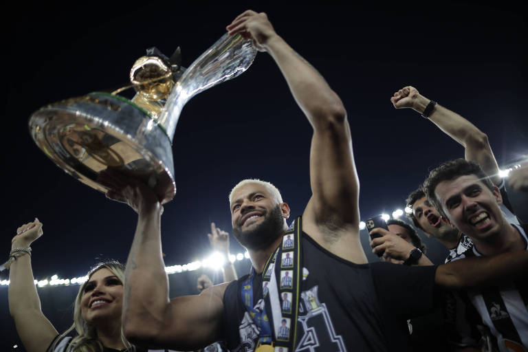 Hulk ergue a taça de campeão brasileiro no Mineirão após vitória sobre o Bragantino