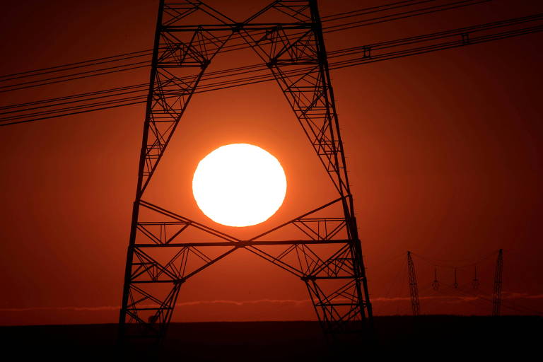 Linha de transmissão de energia durante o por do sol na região de Brasilia