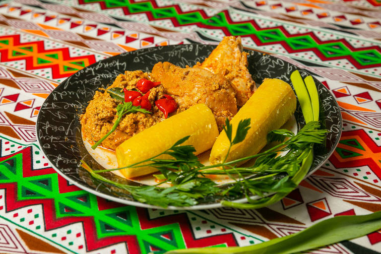 O 'soso ya mbika', prato congolês à base de frango com almôndegas de sementes de abóbora, banana da terra, verduras e especiarias