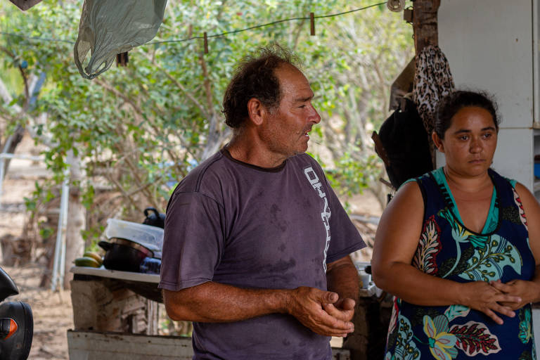 Adailton de Oliveira Silva e Sebastiana Nunes em sua residência no Assentamento Pequena Vanessa: 'A última vez que comi carne já tem mais de um mês. Foi quando ajudei a tirar o couro de uma vaca', diz Adailton