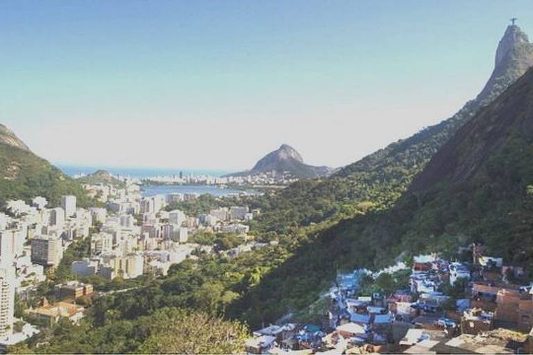 Área mais rica do Rio de Janeiro em contraste com favelas; no Brasil, 10% mais ricos concentram quase 60% da renda nacional