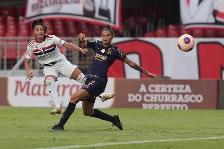 Micaelly marca gol do São Paulo, que venceu o Corinthians no primeiro duelo da final