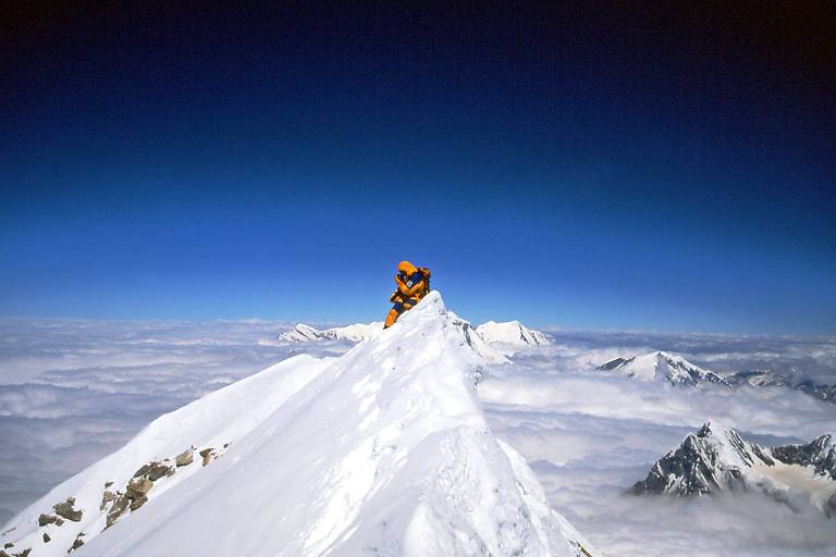 Alpinista faz escalada do Annapurna, no Nepal, em 2002