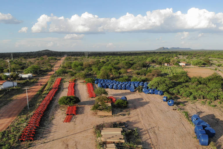 Implementos agrícolas, tubos e cisternas em depósito do órgão federal Codevasf no projeto de irrigação Pontal Sul em Petrolina (PE)
