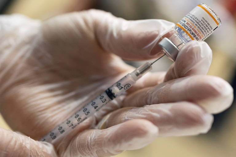 Dose de vacina da Pfizer contra Covid com seringa e agulha