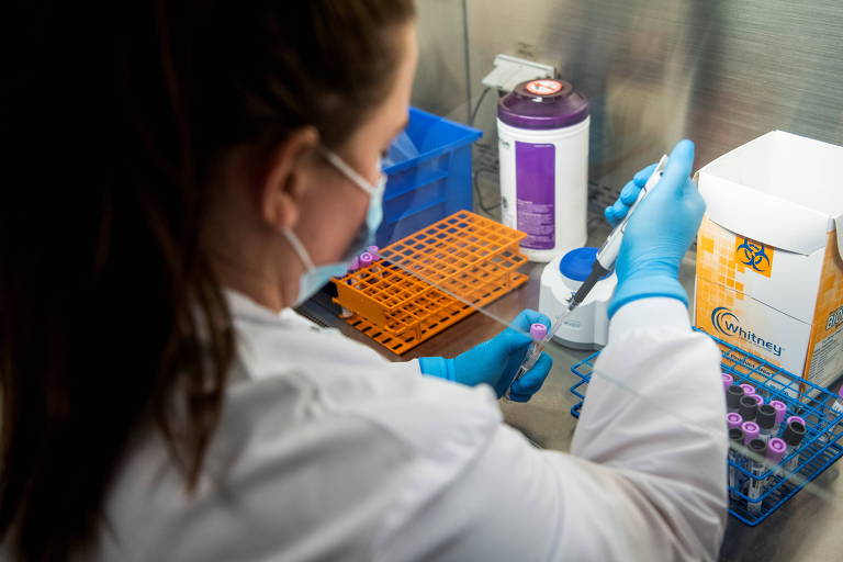 Teste microbiológico de amostras de pacientes contaminados pela Covid-19 no Wexner Medical Center, em Columbus, Ohio, nos Estados Unidos
